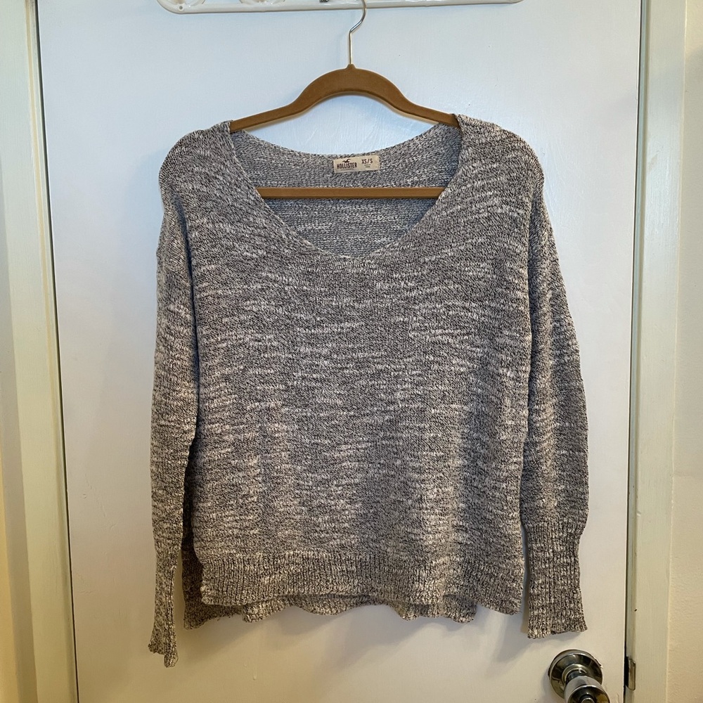 Gray speckled v neck long sleeve sweater